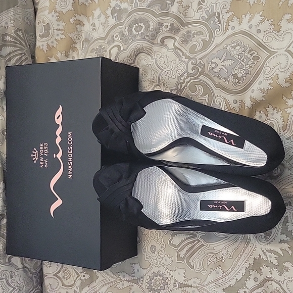 Beautiful Nina black peep toe heels - Picture 2 of 7